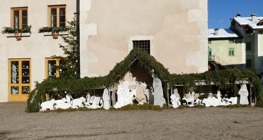 L’albero di Natale in piazza decorato dalle famiglie