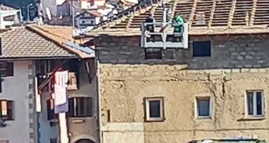 Tetto pericoloso rimosso d’urgenza dal Comune