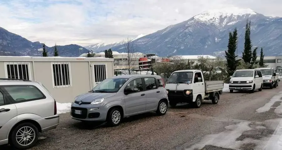 Per disfarsi del gatto lo chiude in gabbia e lo cala nel dirupo