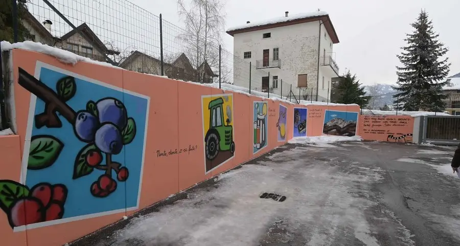 Il muro anonimo della palestra trasformato in un’opera d’arte