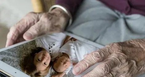 Il nonno sta per morire ma non può vedere i nipoti