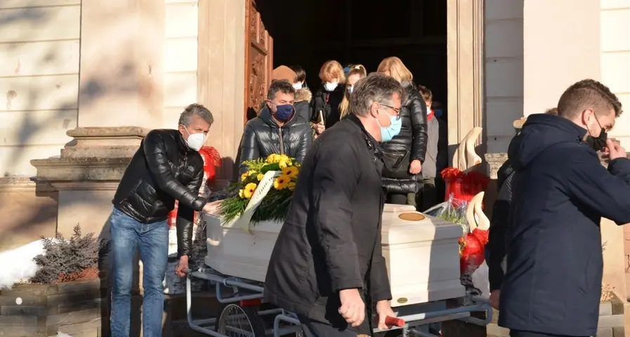 Tante lacrime e voci rotte al funerale di Massimo Piazzi