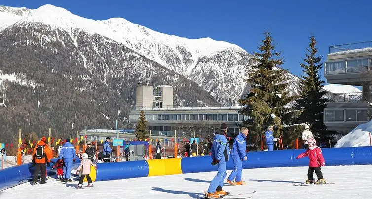 Animatore di hotel accusato del furto di cento skipass
