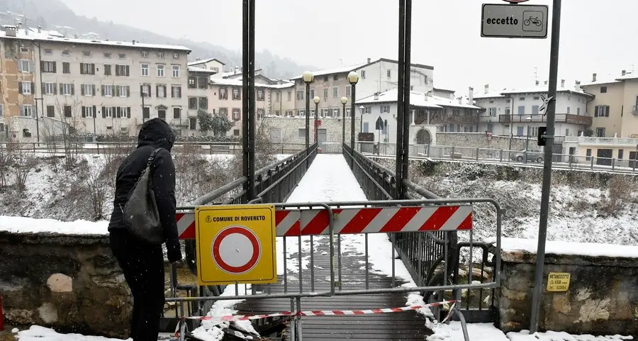 Un’auto sfonda la passerella: chiusa per riparazione