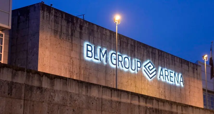 L’insegna dello sponsor sul palazzetto dello sport