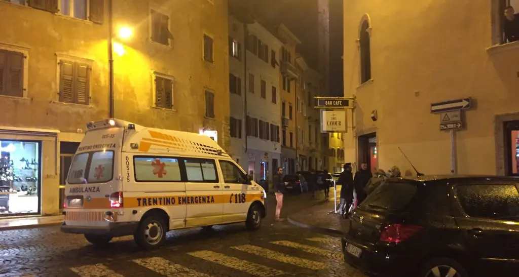 Maxirissa a bottigliate in piazza Santa Maria
