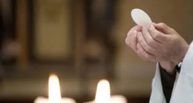 Derubata mentre prega alla messa per la mamma