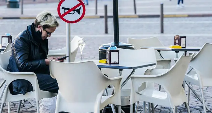 Festino nel locale dopo le 18, stangati gestore e avventori