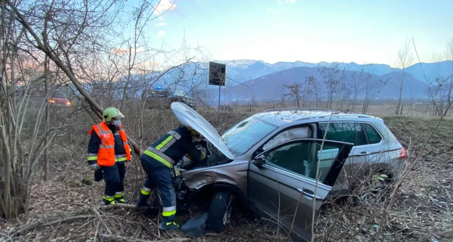 Ora, scontro tra due auto in statale: un ferito