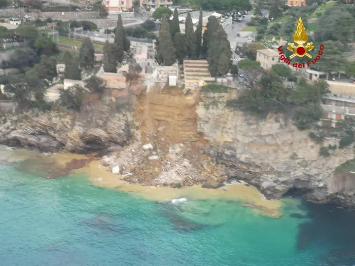 Una porzione del cimitero di Camogli (Genova) è franato in mare. Diverse bare sono state viste galleggiare in acqua. Sul posto sono arrivate le squadre dei vigili del fuoco di Rapallo. Non sono ancora chiare le cause del crollo del terreno che ospita il cimitero, 22 febbraio 2021. ANSA/US VIGILI DEL FUOCO +++ NO SALES, EDITORIAL USE ONLY +++