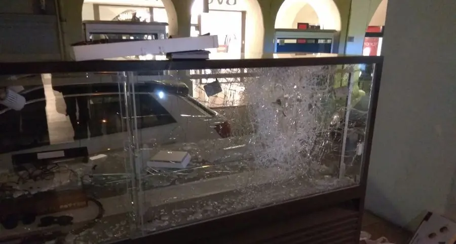 Spaccata con i cubetti di porfido sotto i Portici di Bolzano, rubati occhiali e accessori
