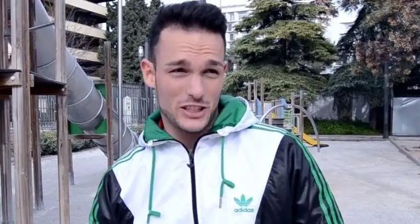 Benno ripreso in auto con i corpi dei genitori