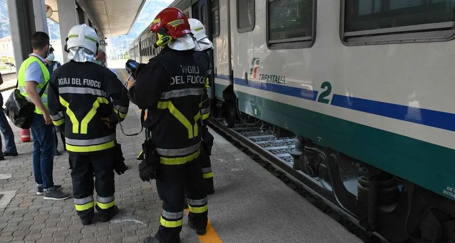 Sassate contro il treno in corsa sulla tratta Trento-Bolzano