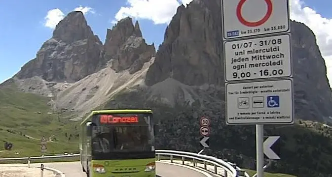 «Non bloccate il traffico tra i passi dolomitici»