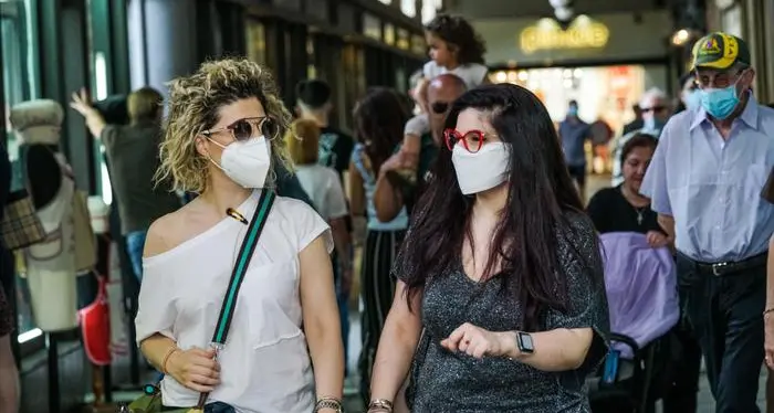 Da domani niente mascherina all’aperto in Alto Adige, nel resto d’Italia non se ne parla prima di luglio