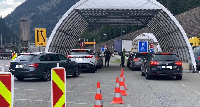 Il Covid torna a fare paura, l'Austria prepara un giro di vite. «E più controlli al confine»