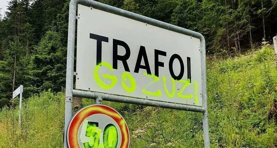 La strada dello Stelvio imbrattata con lo spray