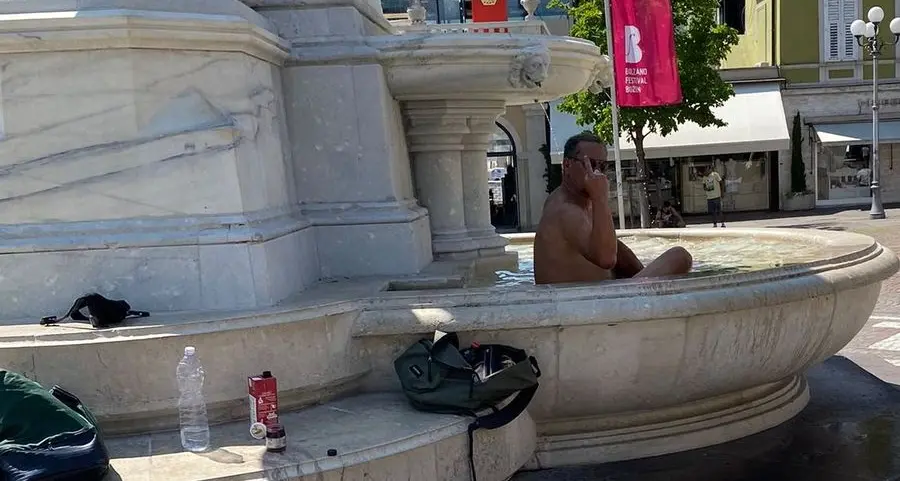 Bagno in fontana e balletto in slip: diventa un problema l'uomo che bivacca in piazza Walther