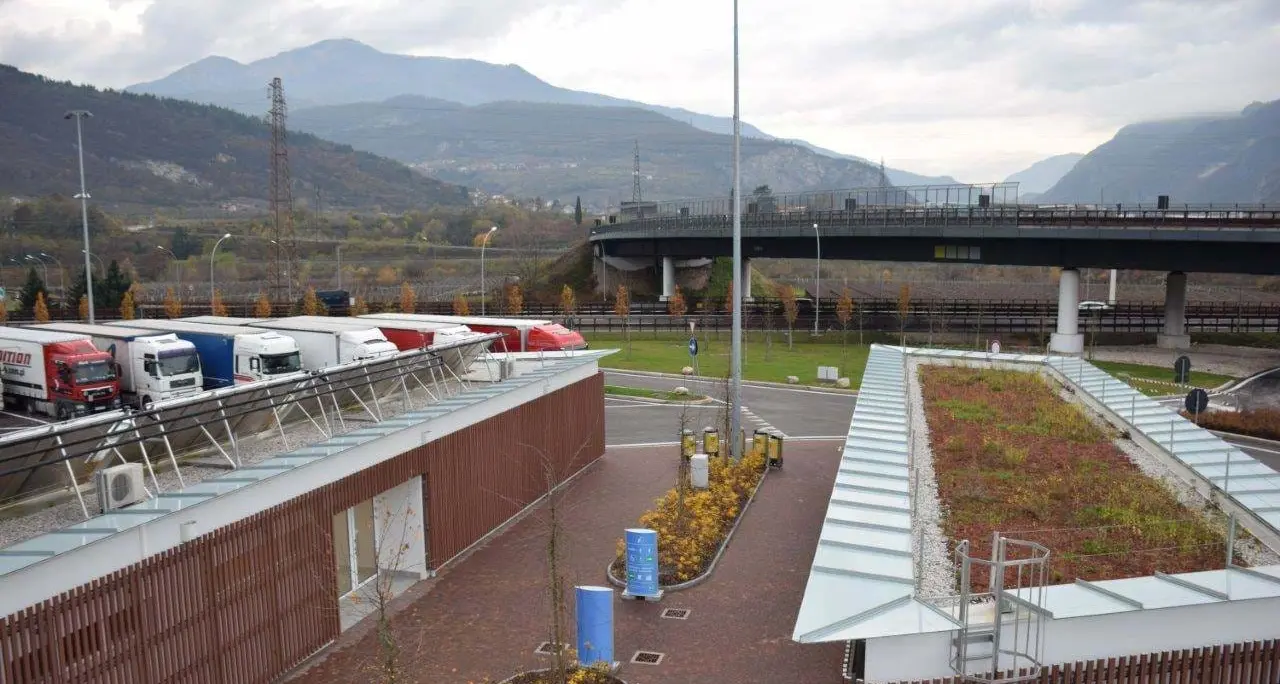 Tragedia al Brennero: camionista travolto e ucciso da un treno mentre va a fare la spesa