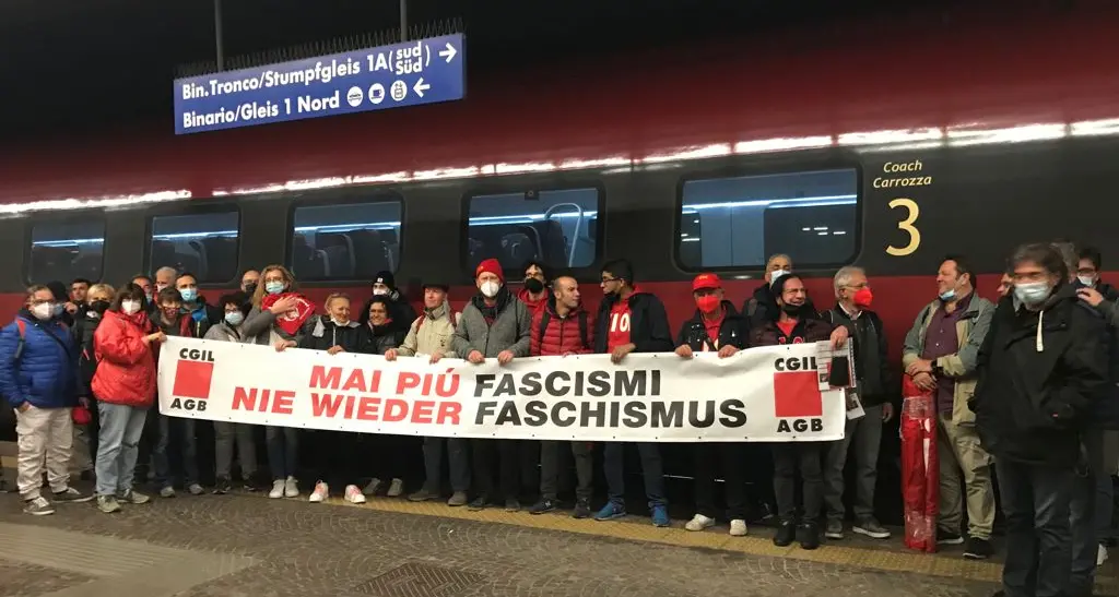 In 200 da Trento per la grande manifestazione antifascista a Roma