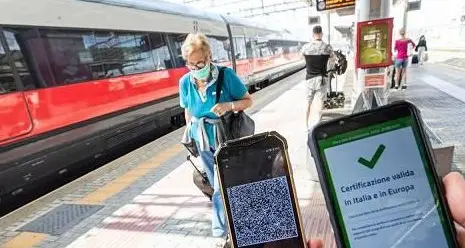 Treni regionali, la denuncia: da Trento a Bolzano passeggeri stipati come sardine