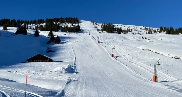 Sciatore si schianta contro il pilone di uno skilift e muore
