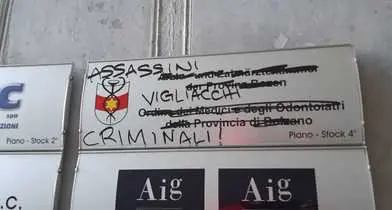 Scritte no vax sulla targa dell'Ordine dei medici a Bolzano: \"Assassini”