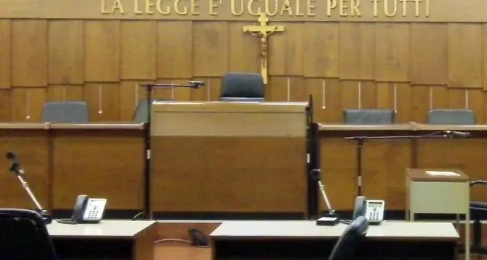 Il padre dell’imputato aiuta la figlia della vittima