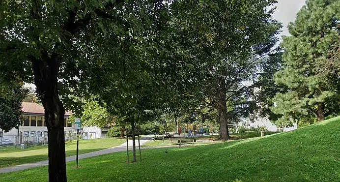 Bolzano, strattona bimba al parco: l’allarme dei genitori