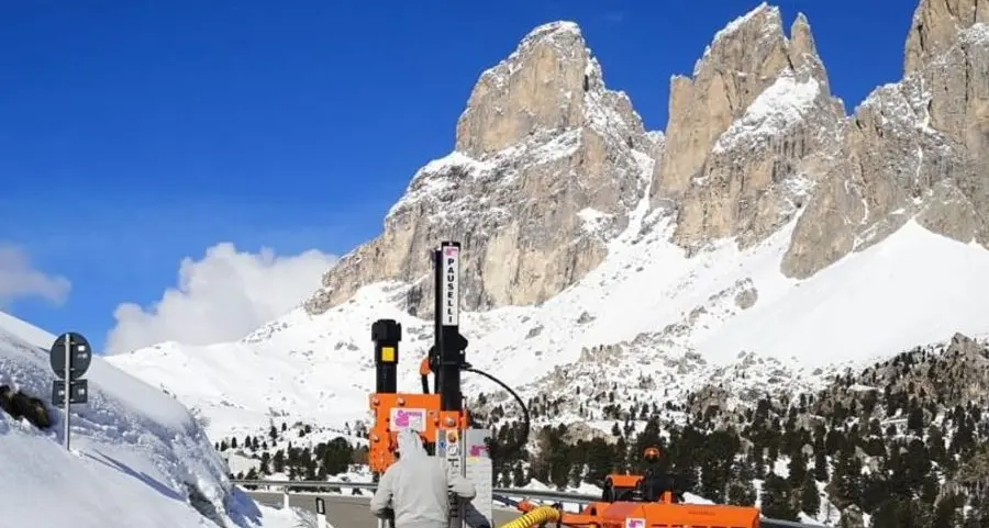 Passi dolomitici, montati i guardrail contro la sosta selvaggia