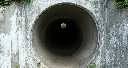 Bimbo finisce in una roggia e fa trecento metri sotto terra in Alto Adige