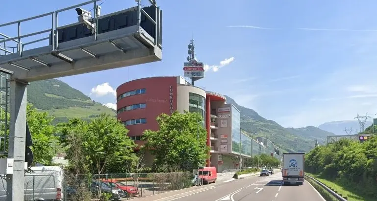 Bolzano, getta il gatto dall’auto e scappa