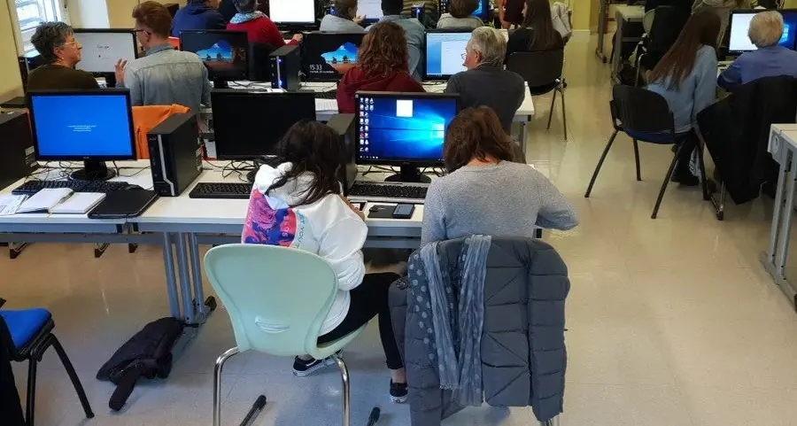 Tambosi, i ragazzi insegnano computer e «app» ai nonni