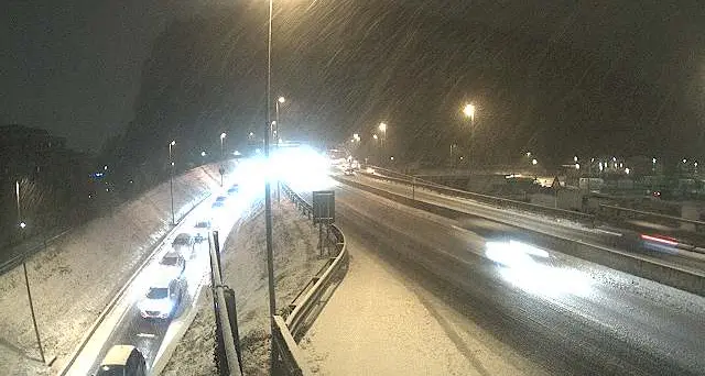 Nevica in città, disagi alla circolazione