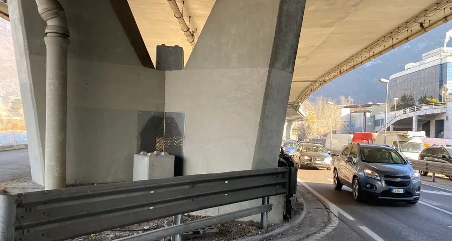 Senzatetto, l'A22 alza il \"muro\": nuove barriere sui piloni