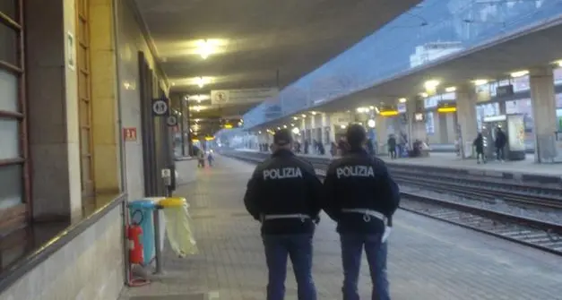 Sul treno senza biglietto e documenti, lo portano in Questura e aggredisce gli agenti
