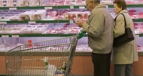 Prezzi e caro vita, anziani più poveri: tagliano i consumi