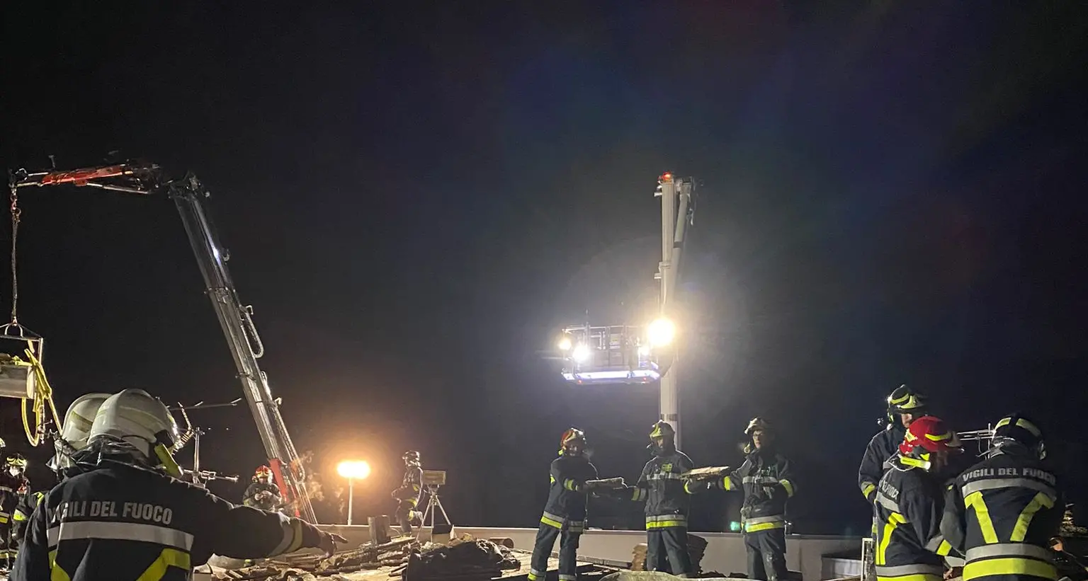 Lizzanella, le fiamme distruggono il tetto di una casa, nessun ferito