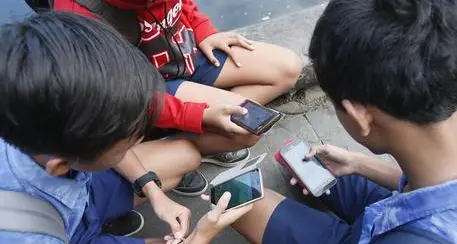Sharenting, i figli usati sui social come strumento acchiappa-like