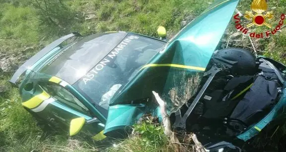 Passo Giau, finisce nel dirupo e distrugge la Aston Martin da 200mila euro