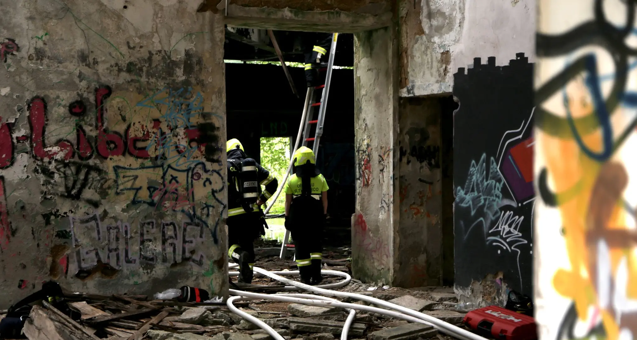 Incendio sul Virgolo, brucia il tetto dell'ex hotel disabitato