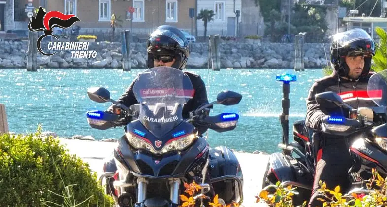 Riva, ricercato per tentato omicidio fugge tra la folla ma viene fermato