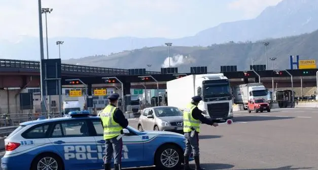 Cercano di portare 21 migranti turchi in Austria: arrestati tre uomini al Brennero