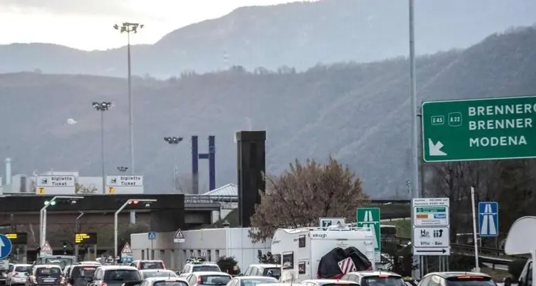 A22 in tilt: traffico intenso, tamponamenti e code