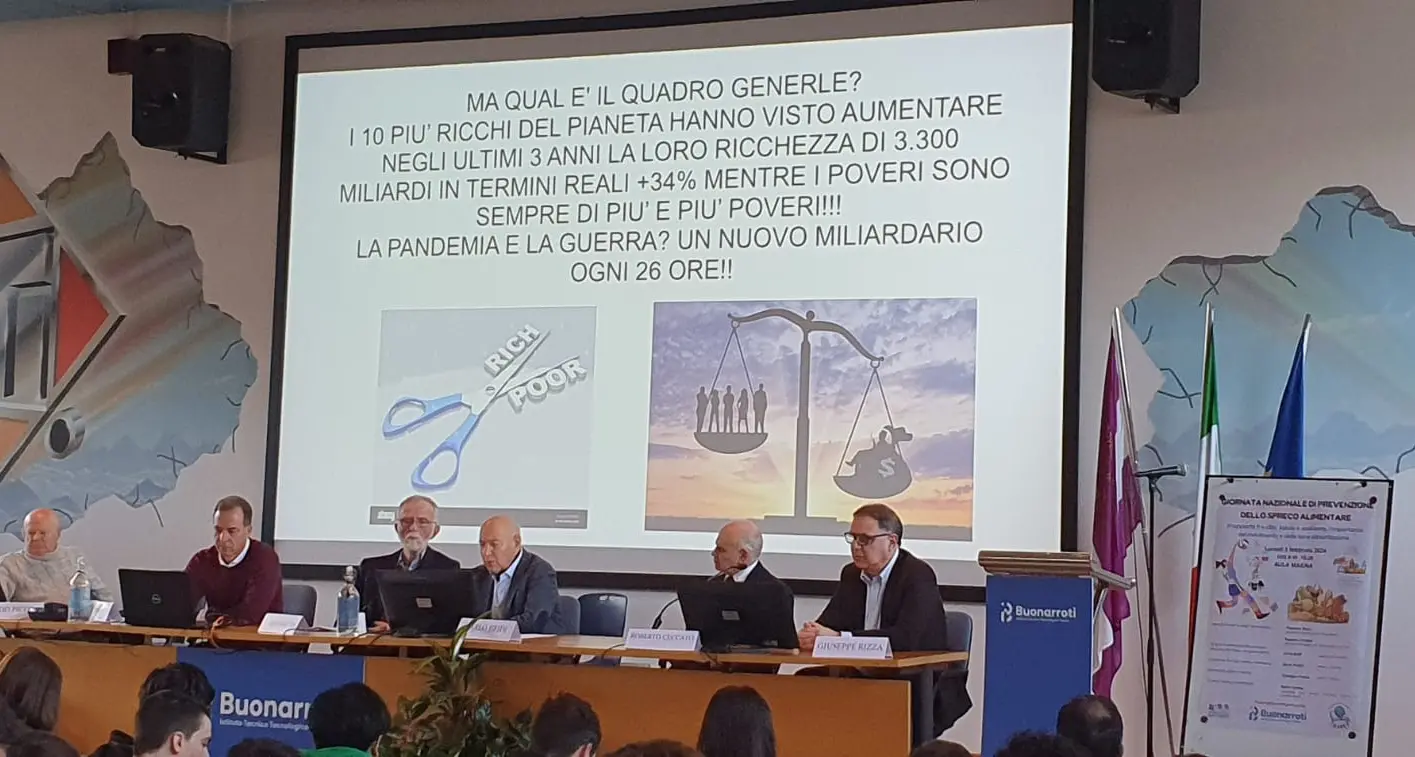 Torna a crescere lo spreco alimentare: troppo cibo finisce nella spazzatura