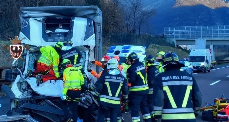 Tamponamento in A22, estratto con le pinze idrauliche il conducente di un furgone: è grave