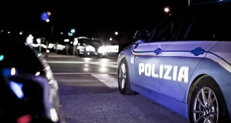 Follia nella notte a Bolzano: fuggono all’alt e speronano la volante, quattro agenti feriti. Arrestati due giovani