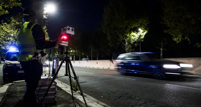 Alcol, cellulari, monopattini solo con casco e assicurazione, autovelox: ecco come cambia il codice della strada