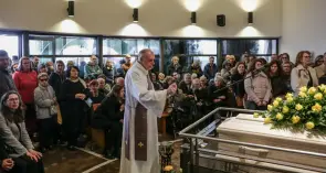 Una grande folla per l'ultimo saluto a Laura Ghirardini