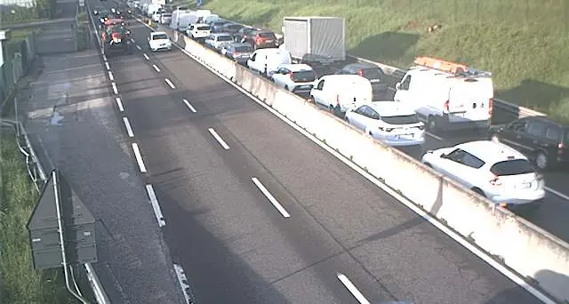 Scontro fra auto in tangenziale, traffico bloccato in tutta la città